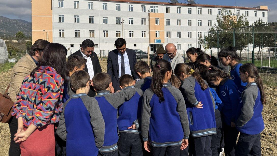 DURAĞAN EĞİTİM HAREKETİ (DUREH) KAPSAMINDA YÜRÜTÜLEN 'ÇOCUKLAR TARIMLA BULUŞUYOR' PROJESİ ÇERÇEVESİNDE 75.YIL CUMHURİYET YATILI BÖLGE ORTAOKULUNDA ÖĞRENCİLER İÇİN MEYVE BAHÇESİ OLUŞTURULDU